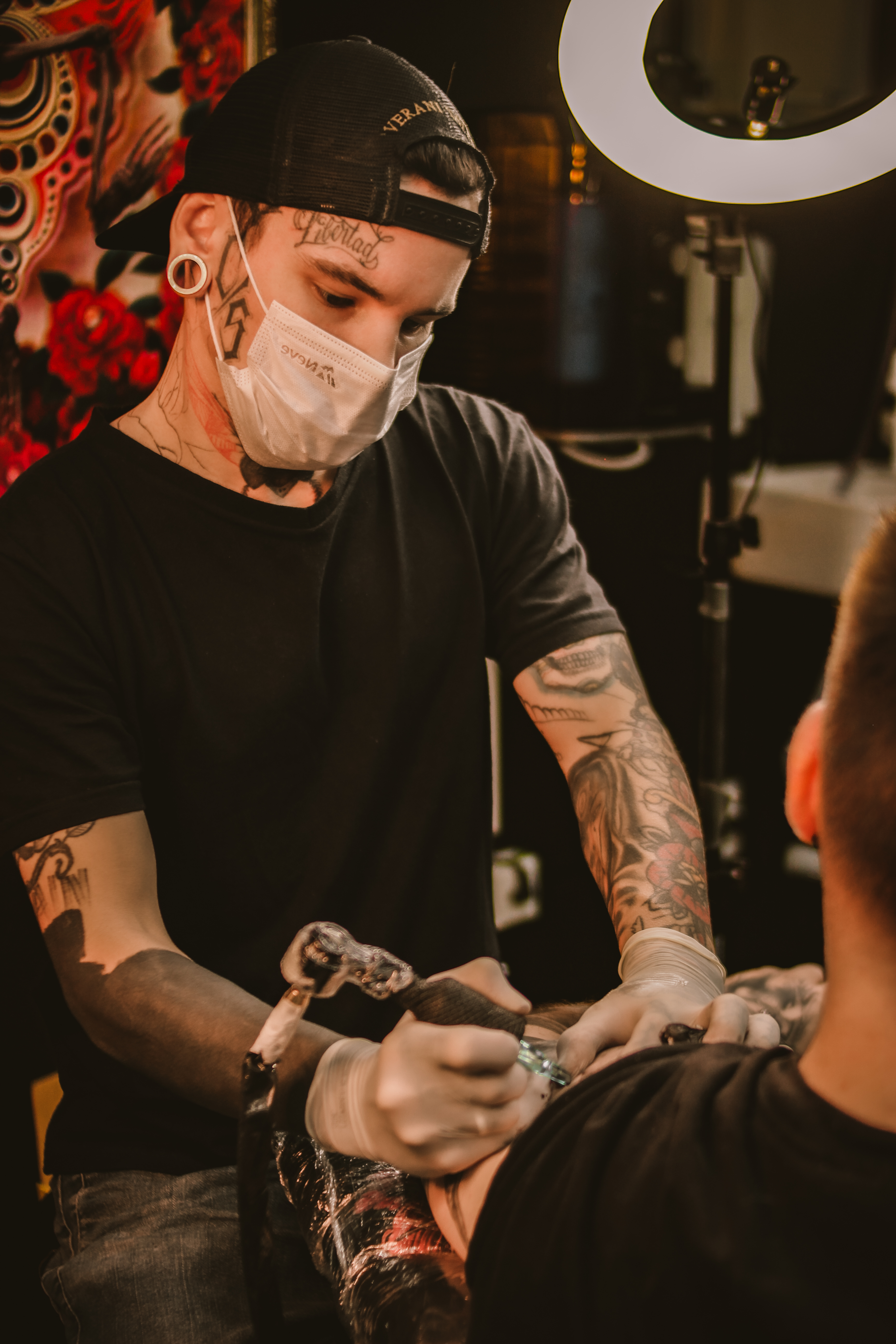 Léo Smidt Tatuando